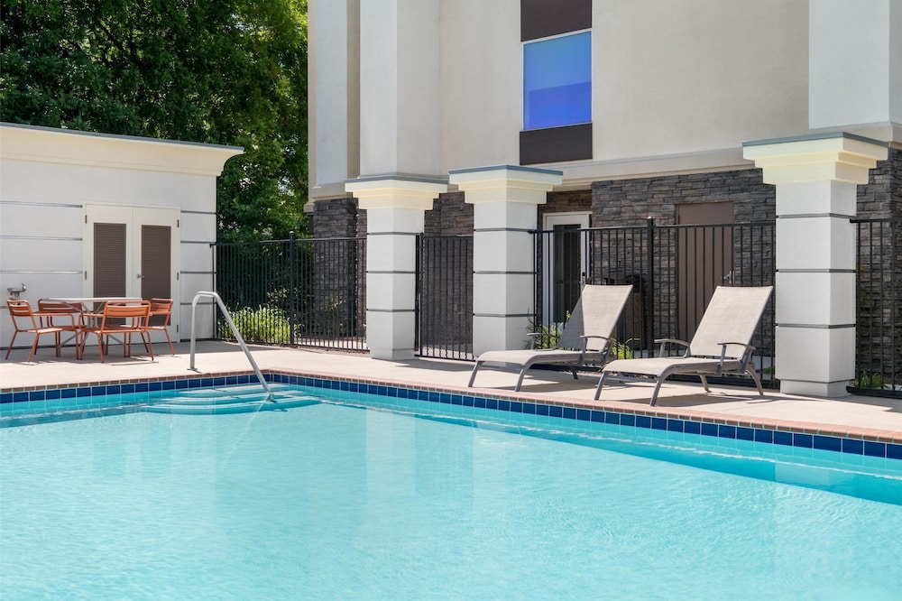 Hampton Inn & Suites Fresno - photo 22