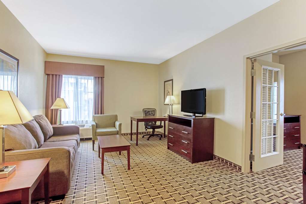 La Quinta Inn & Suites by Wyndham Lancaster - photo 18
