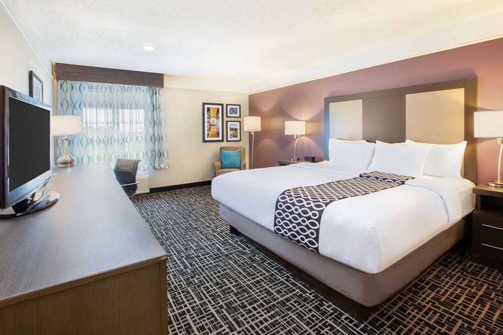 La Quinta Inn & Suites by Wyndham Cincinnati Airpt Florence - photo 14
