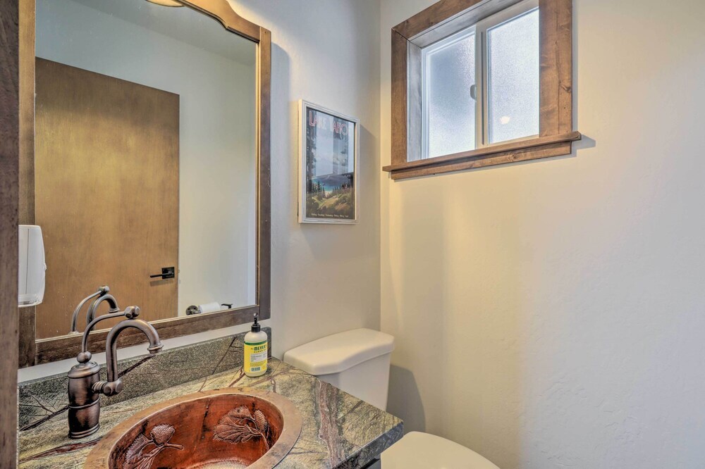 Incline Village Cabin w Patio: 2 Mi to Beach