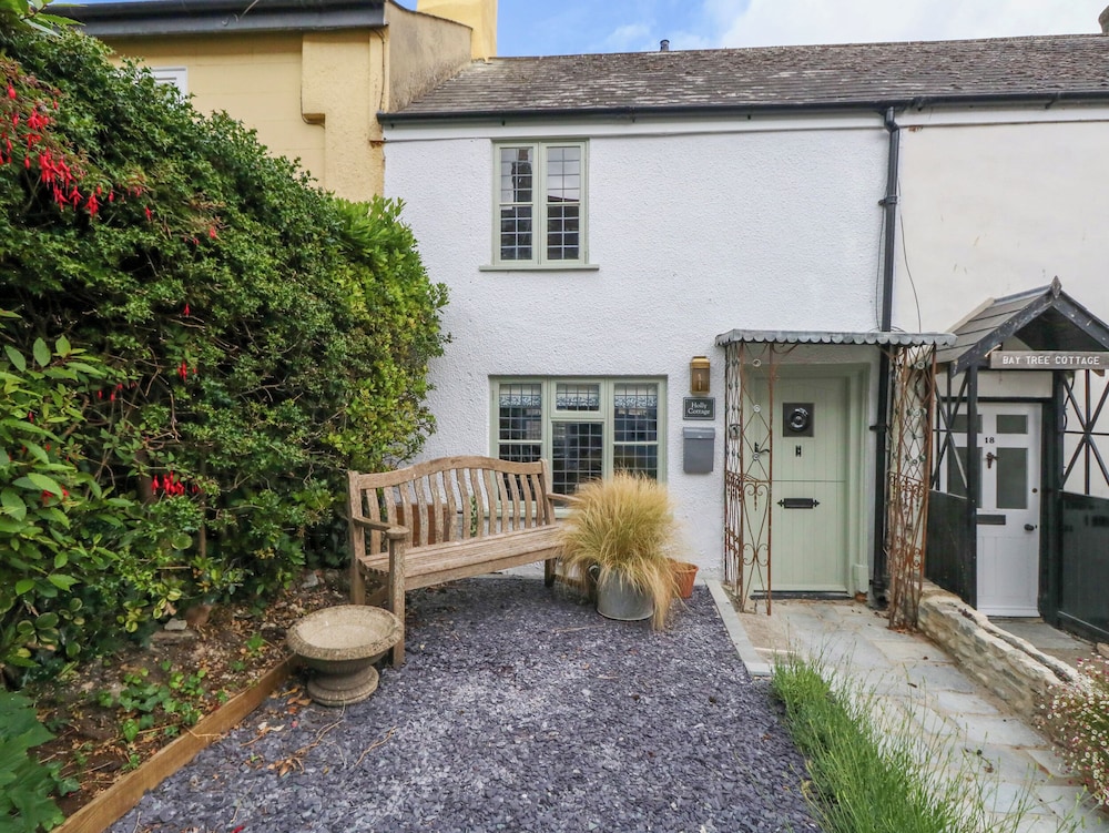 Holly Cottage — 4-Star Luxury Hotel in Lyme Regis, United Kingdom