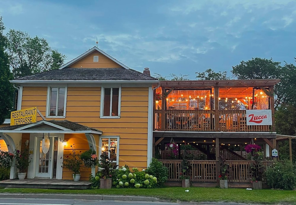 Jaune Hôtel Boutique in Alma, Canada