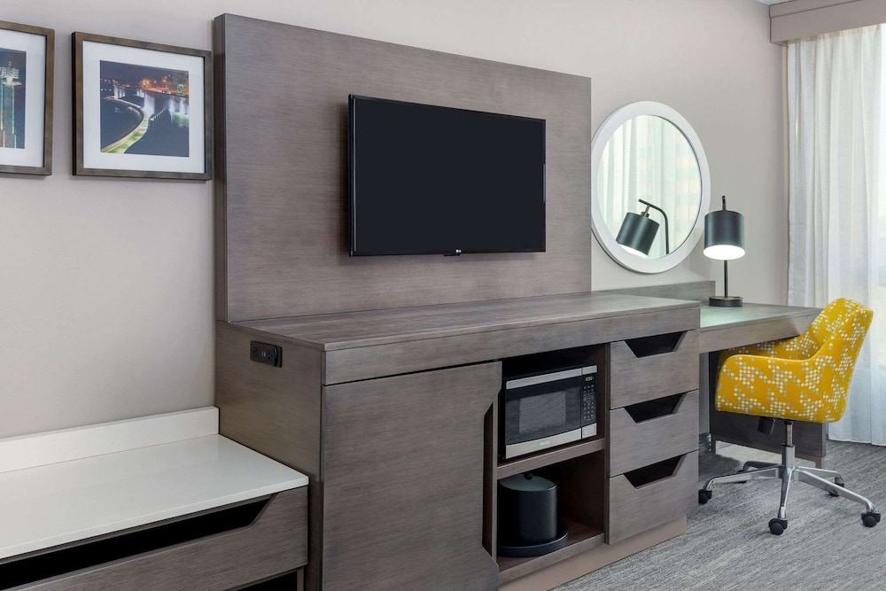 Hampton Inn & Suites Kansas City Country Club Plaza - photo 13