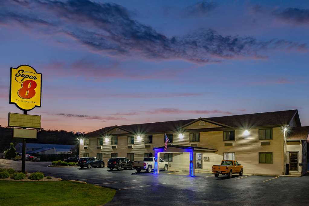 Super 8 by Wyndham Decorah - photo 3