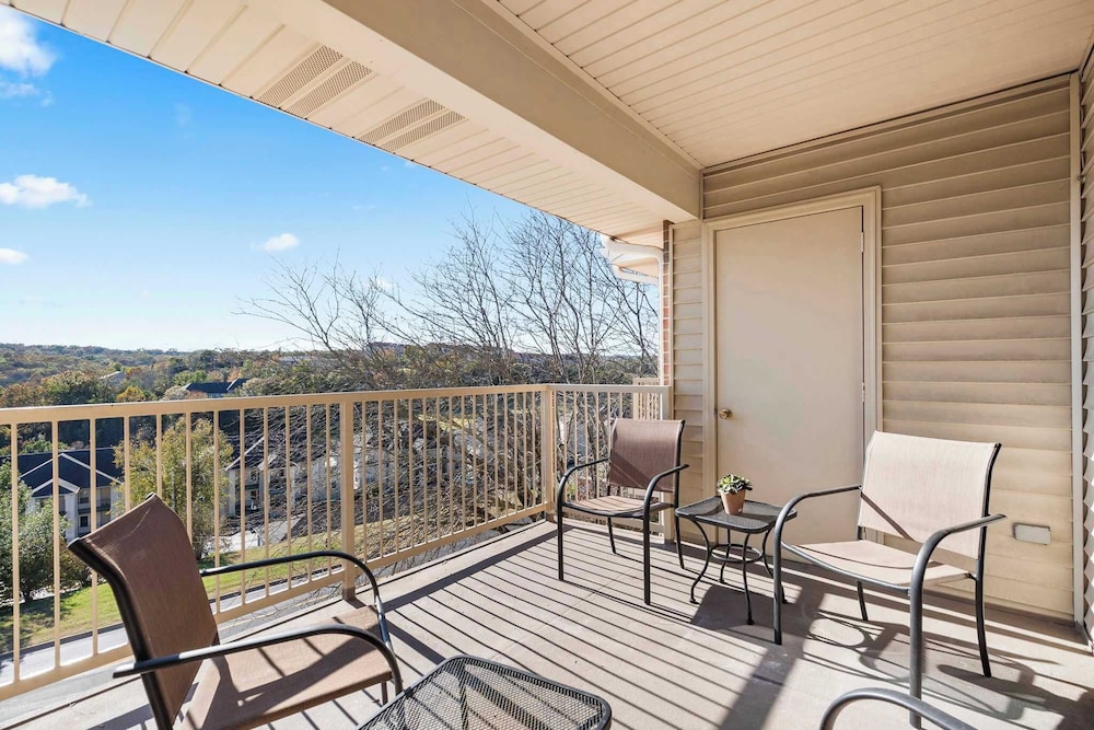 Great Escape II Resort Style 2 BDR Condo on Golf Course w Pool - photo 19