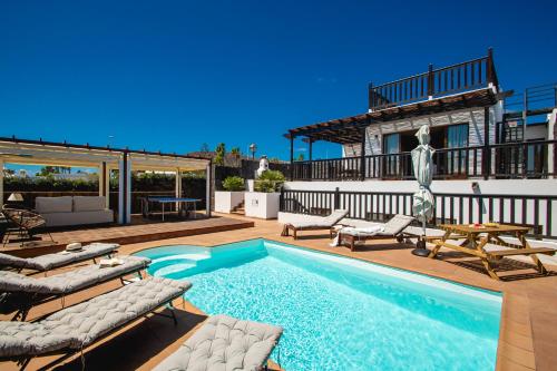 Villa Cavendish with sea views and heatable pool close to Flamingo Beach — 4-Star Luxury Hotel in Playa Blanca, Spain