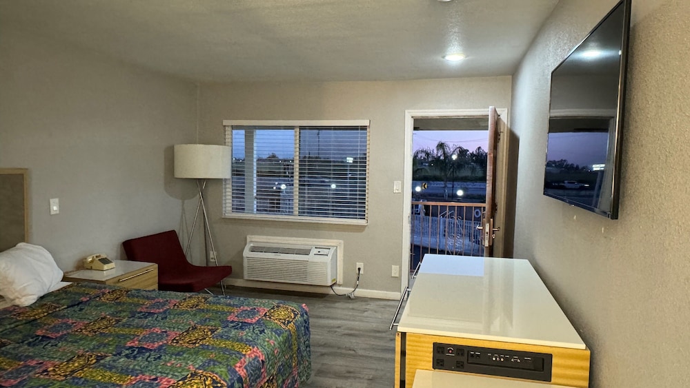 Pacific Express Inn - photo 7