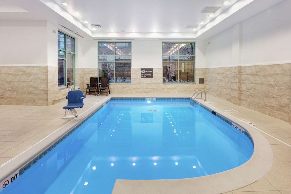 Hilton Garden Inn Chicago North Shore Evanston - photo 42