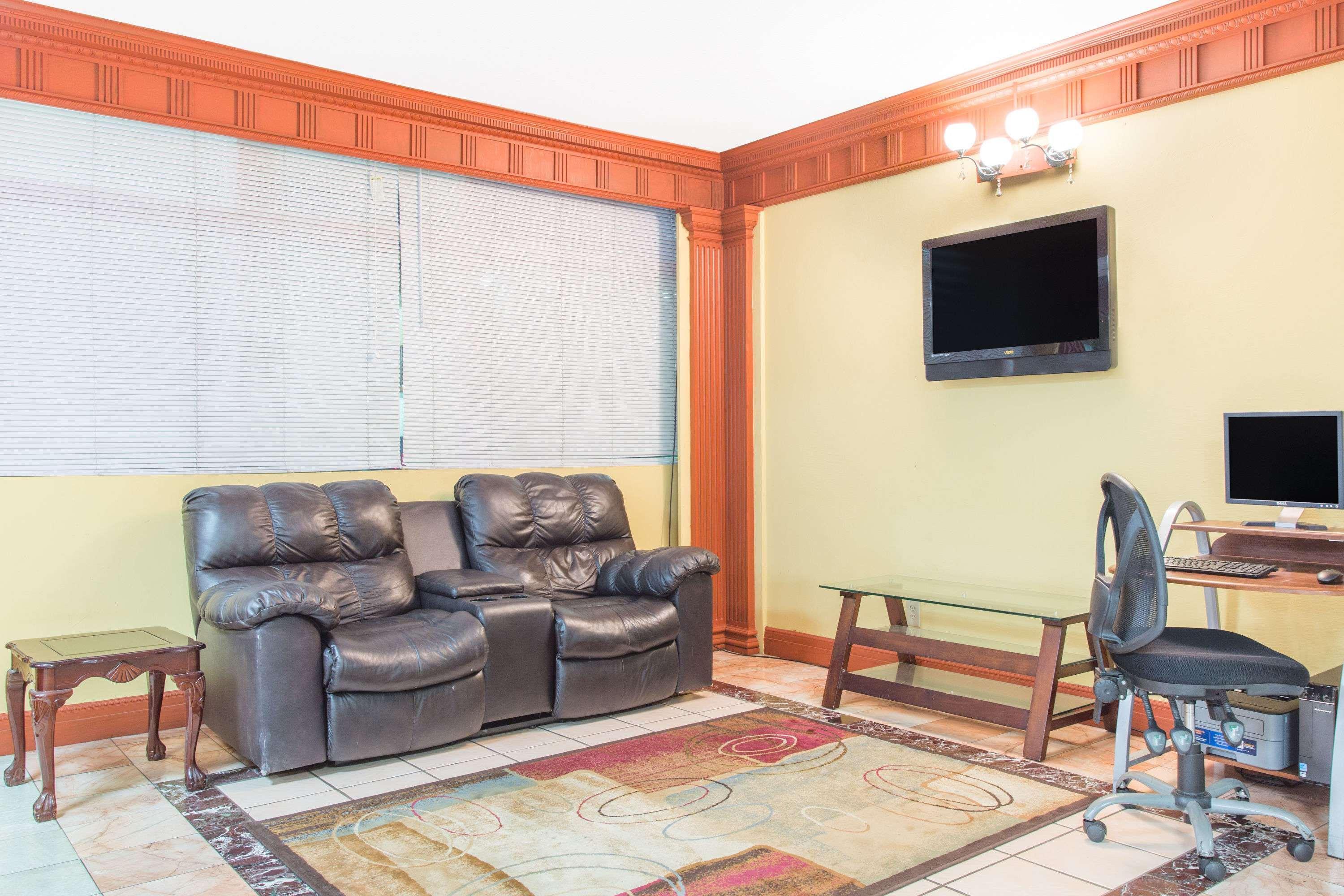 Days Inn by Wyndham Albany - photo 19