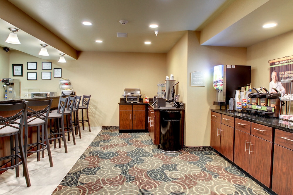 Cobblestone Inn & Suites Ambridge - photo 49