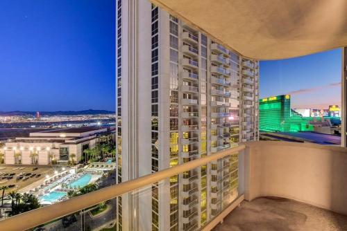 MGM Signature 16 702 1Br 2Ba Balcony Suite