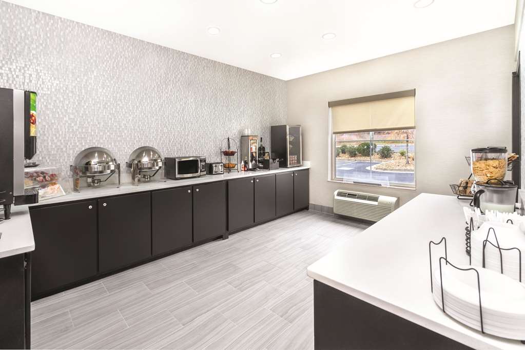 La Quinta Inn & Suites by Wyndham Rome - photo 25