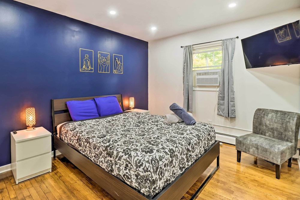 12 Mi to Camelback Ski Resort Home with Decks in Unknown City, United States