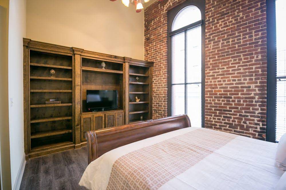 Hosteeva Baronne Street Suites - photo 14