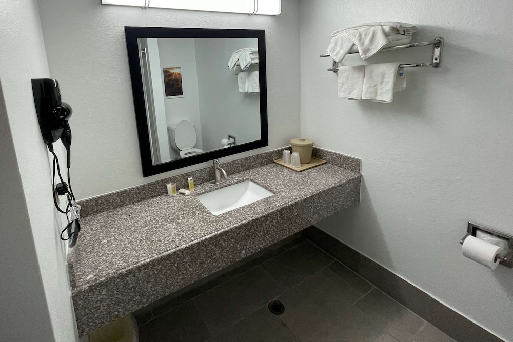 Days Inn by Wyndham Shawnee - photo 11