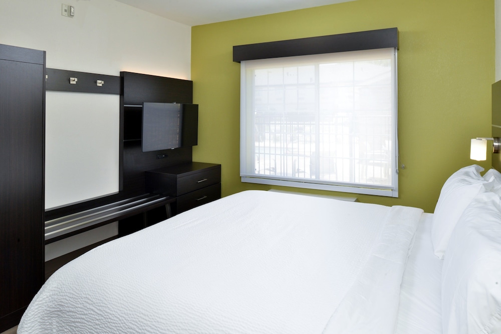 Holiday Inn Express & Suites Carthage by IHG - photo 15