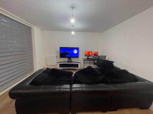 Spacious 2 Bedroom Modern Flat & Parking — 4-Star Luxury Hotel in London, United Kingdom