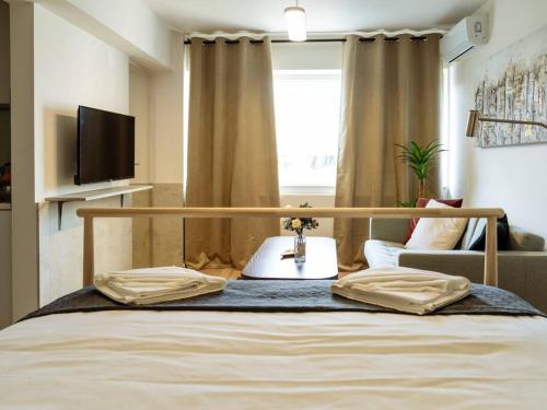 Sunny Modern Studio Cismigiu Park & Old Town — 4-Star Luxury Hotel in Bucharest, Romania