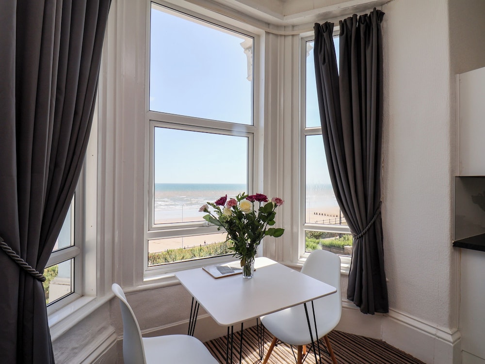 6 Beach View Beaconsfield House — 4-Star Luxury Hotel in Bridlington, United Kingdom