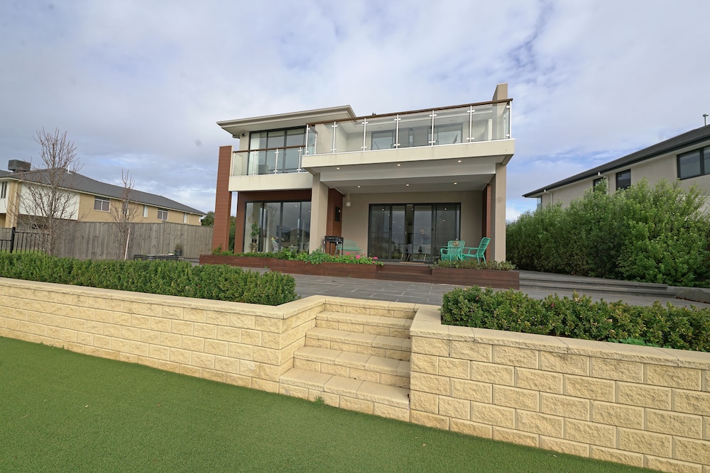 Luxury Waterfront Spacioushouse Lakeview — Point Cook