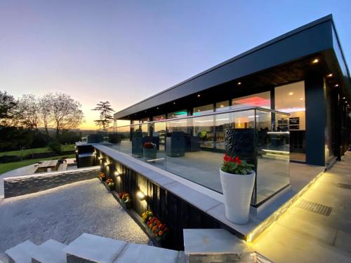 Luxury Accom with Amazing Views over Rudyard Lake — 4-Star Luxury Hotel in Macclesfield, United Kingdom