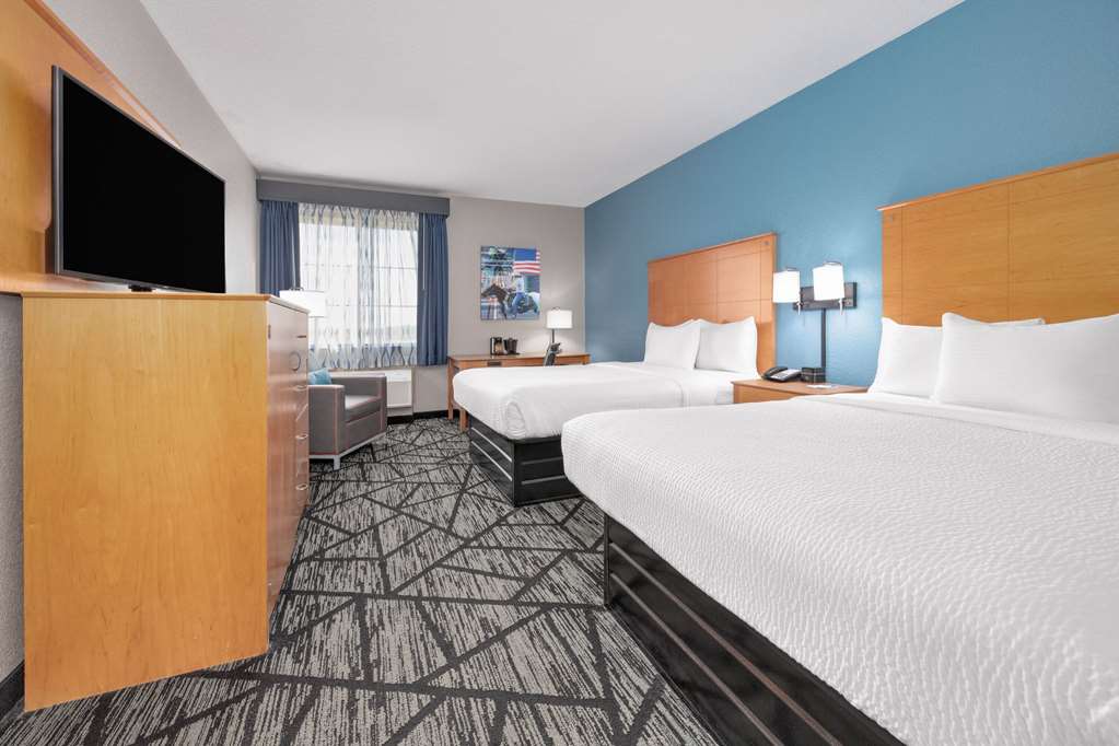 La Quinta Inn & Suites by Wyndham Alvarado - photo 20