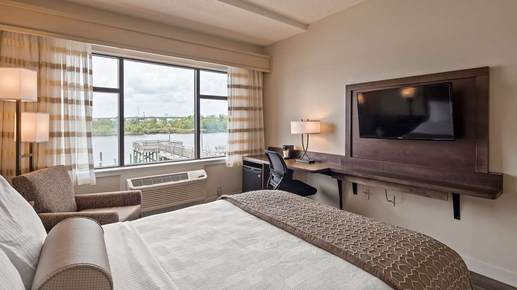 Best Western Plus Coastline Inn - photo 12