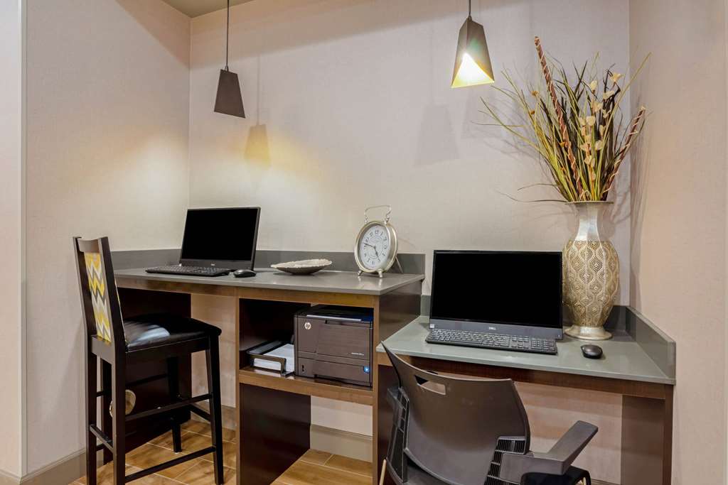 La Quinta Inn & Suites by Wyndham Tumwater Olympia - photo 45