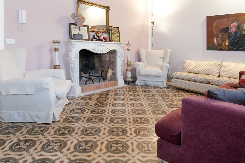 Cavour 33 — 4-Star Luxury Hotel in Massa, Italy