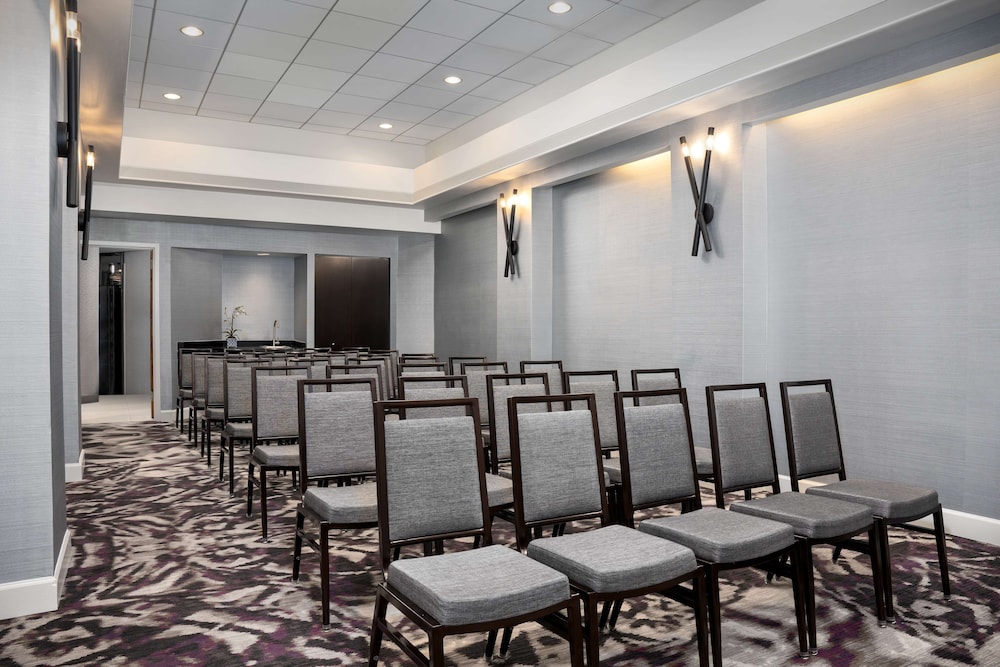 Embassy Suites by Hilton Crystal City National Airport - photo 48