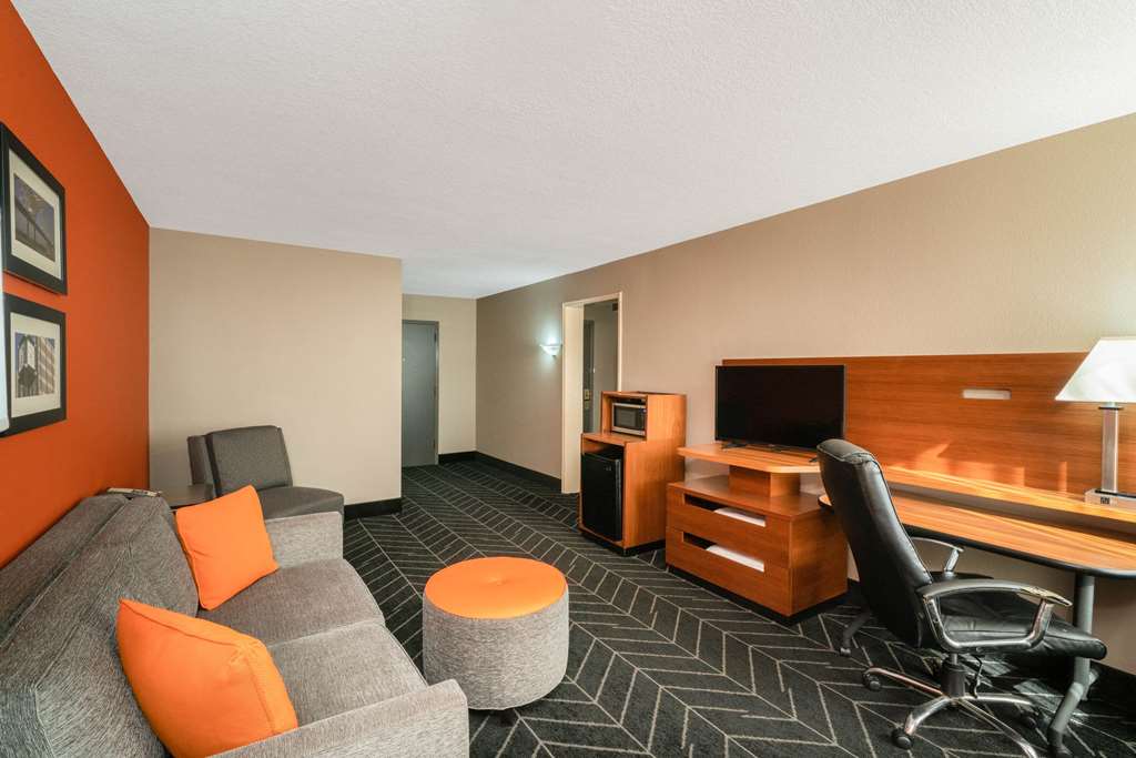 La Quinta Inn & Suites by Wyndham Memphis Airport Graceland - photo 39