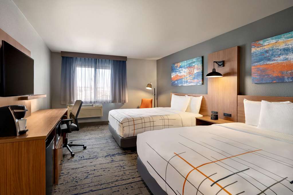 La Quinta Inn & Suites by Wyndham Springfield - photo 19