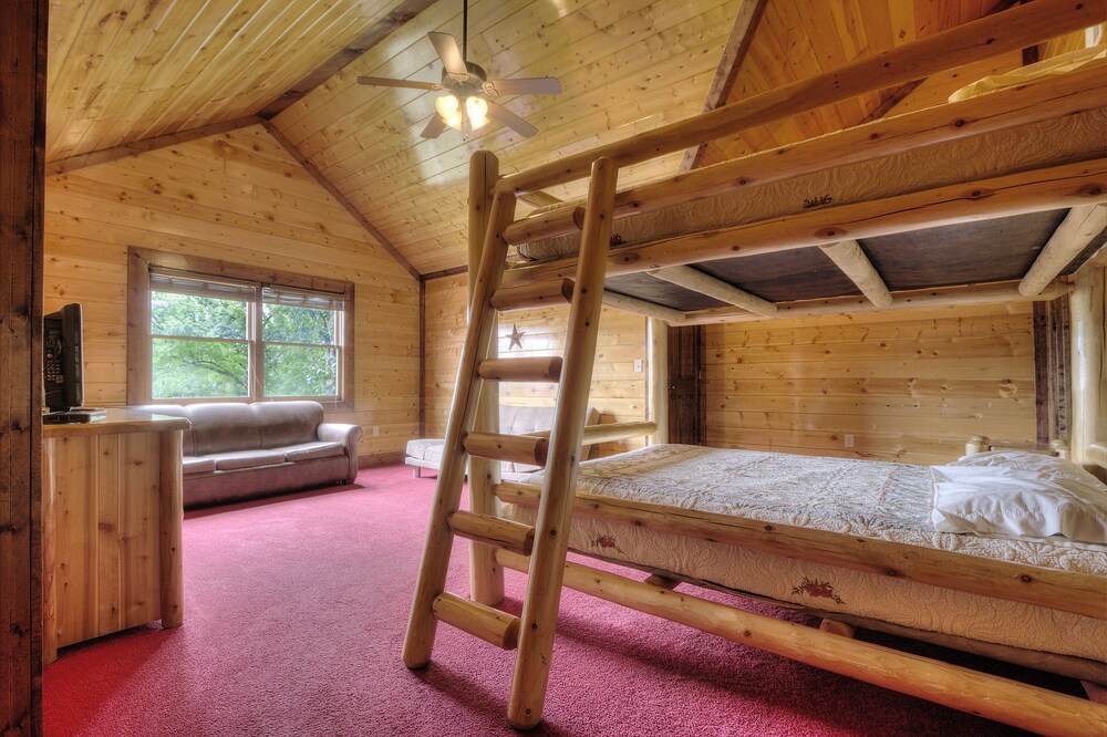 Mystical Creek Pool Lodge #600 — 4-Star Luxury Hotel in Newport, United States
