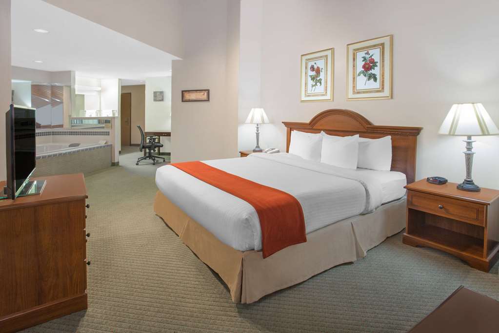 Baymont by Wyndham Freeport - photo 8
