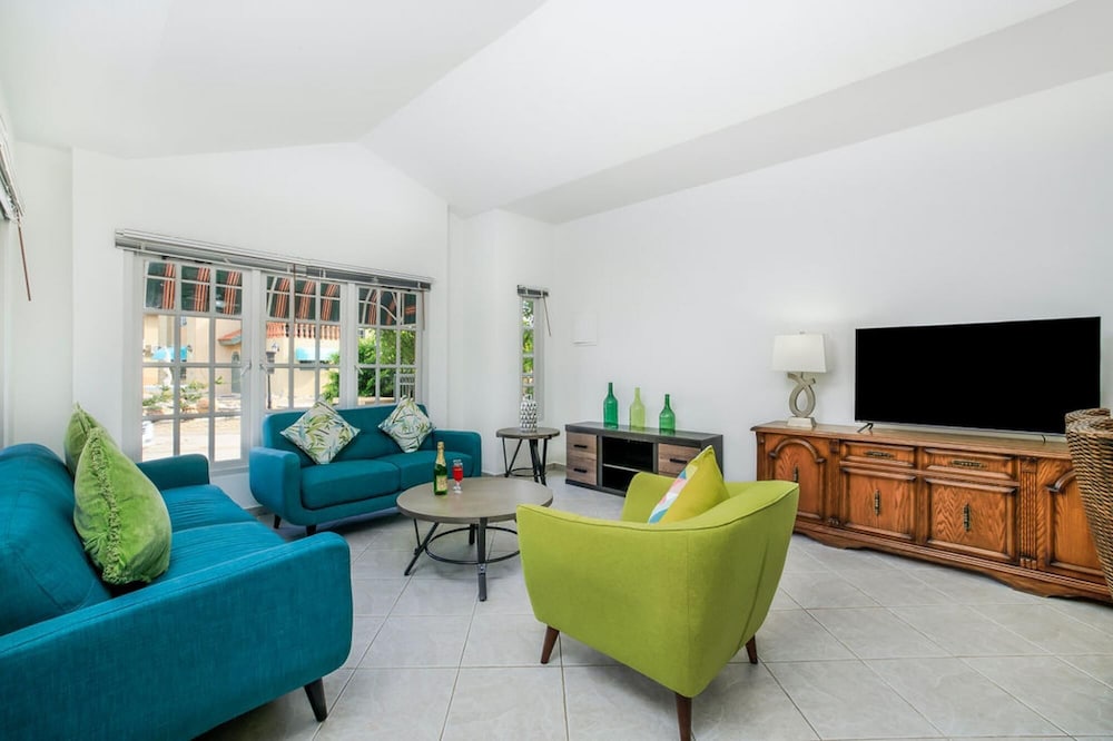 Tranquil 2BR 2BA in Gated Community Great Location in Noord, Aruba