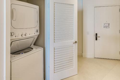 Beautiful Ocean Front 3 Bed 3 Bath @ Hyde Resort - photo 9