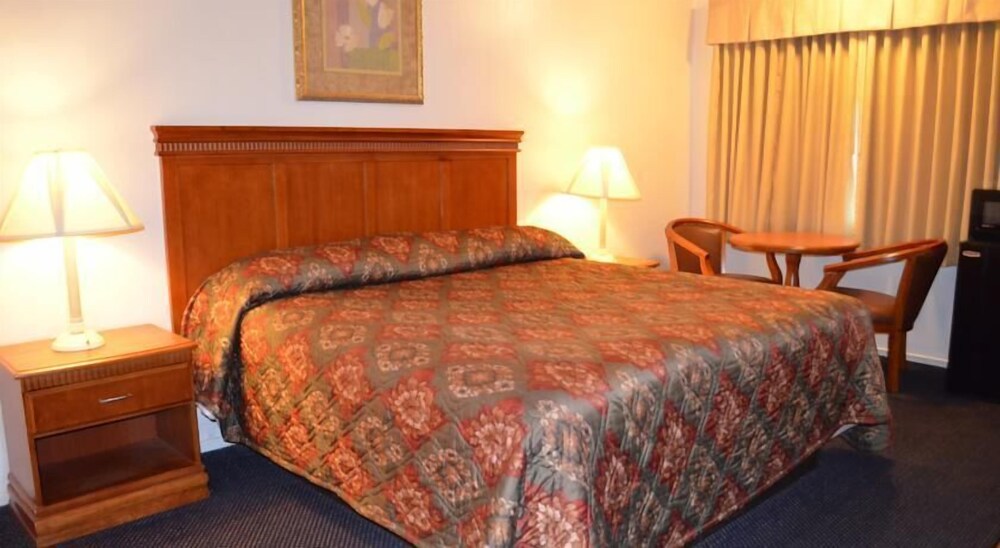 Tropics Motor Hotel - photo 14