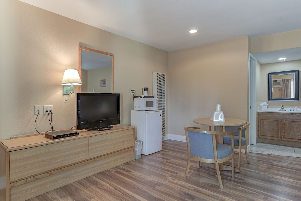 Shasta Pines Motel & Suites - photo 31