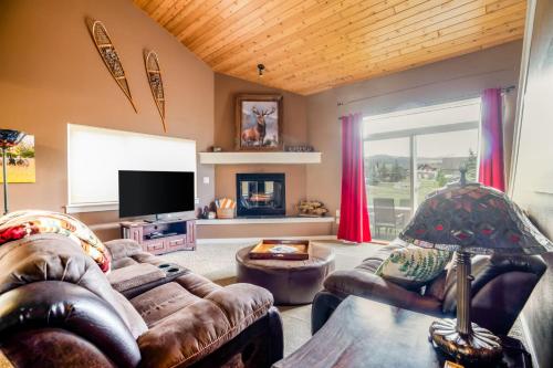 3BR Big Sky Getaway with Hot Tub and Mountain Views — Big Sky — photo 2
