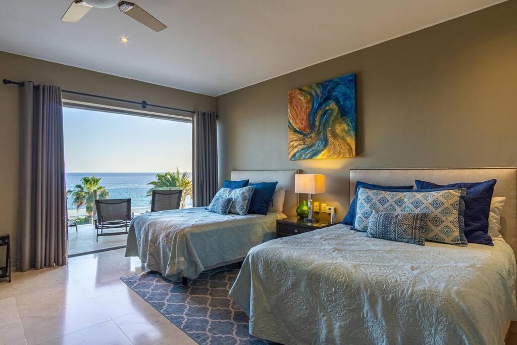 Views to El Arco Famous Cabo San Lucas bay rock formation — 4-Star Luxury Hotel in El Pueblito, Mexico