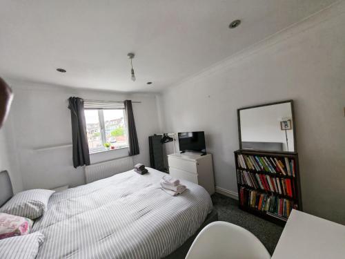 Dble bed Room near Bournemouth Hospital shared bathroom — hotel near Bournemouth Airport