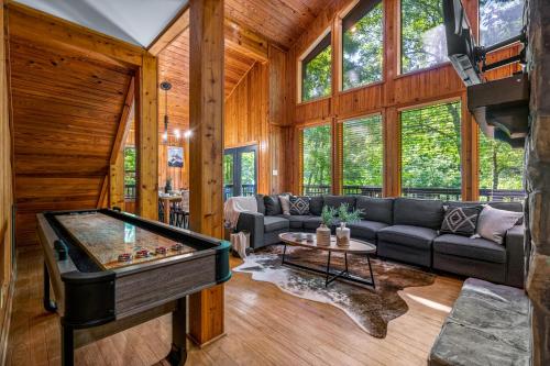 Escape to Sugar Chalet: The Rustic Modern Retreat — 4-Star Luxury Hotel in Gatlinburg, United States