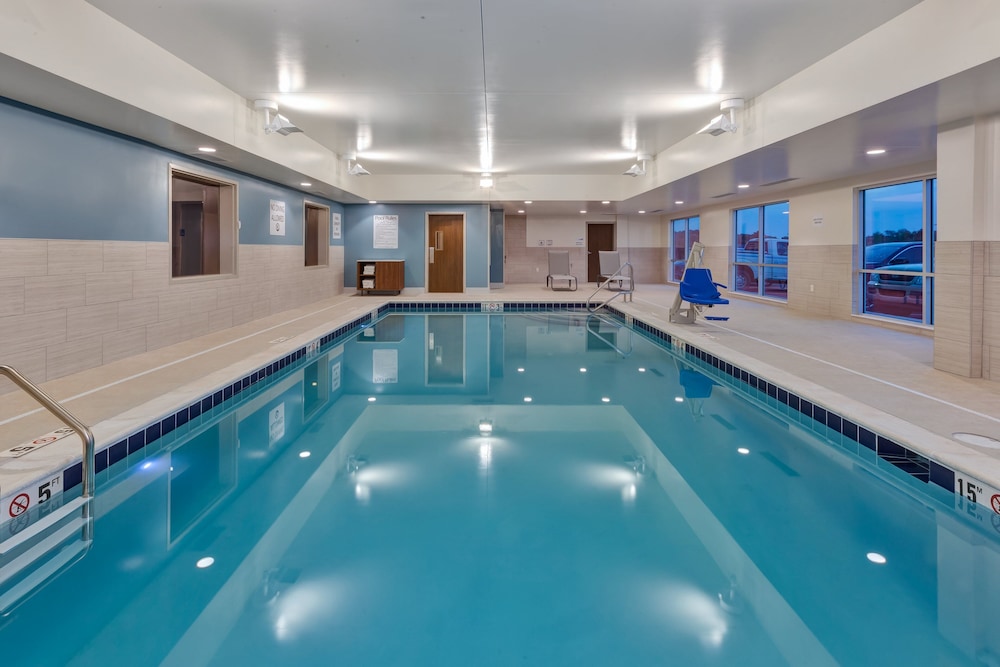 Holiday Inn Express & Suites Cedar Springs Grand Rapids N by IHG - photo 12