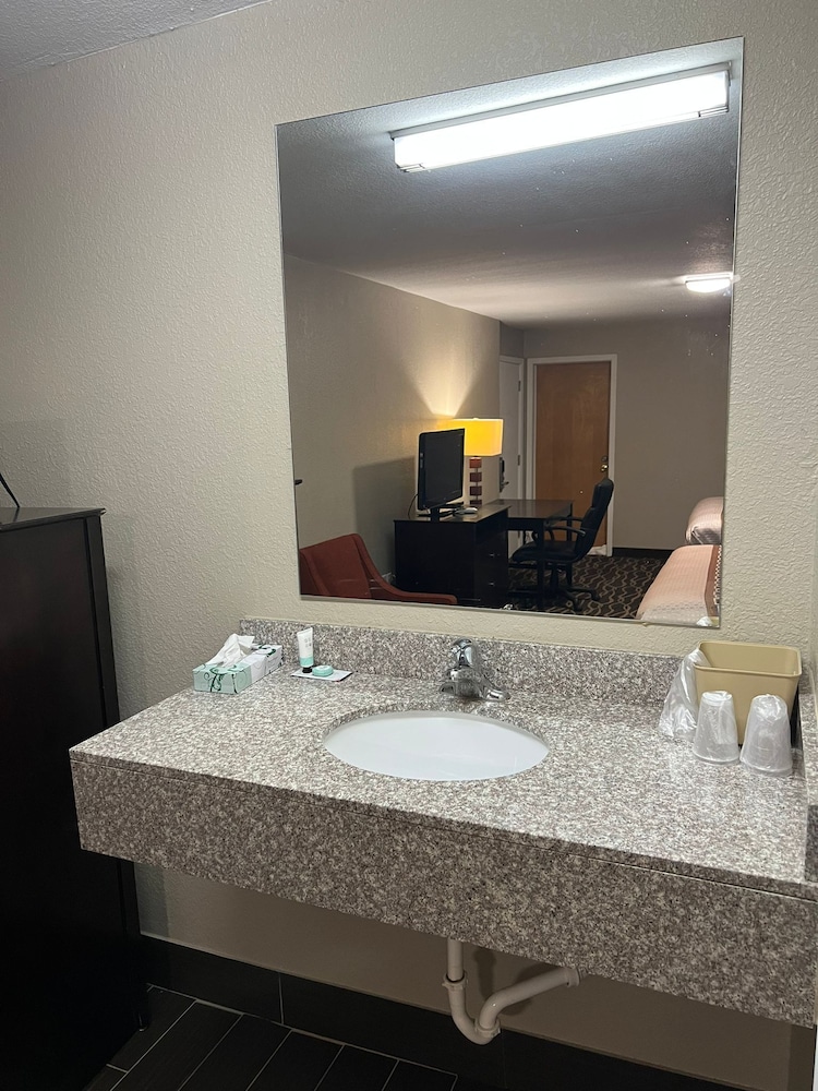 Westbridge Inn & Suites - photo 13