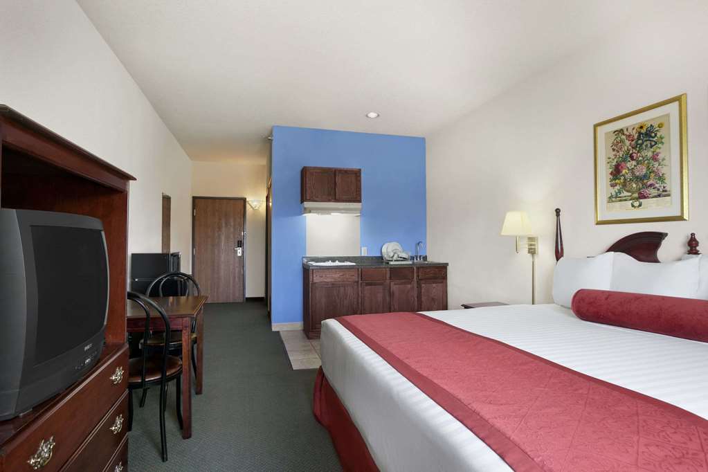 Days Inn & Suites by Wyndham Romeoville - photo 6