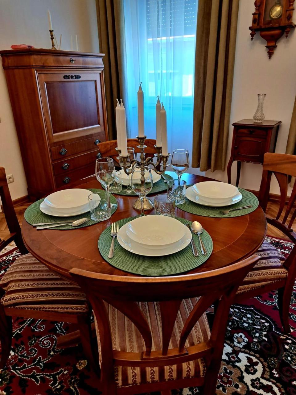 Weisz Castle style Apartment City Center Free Private Parking — 4-Star Luxury Hotel in Carei, Romania