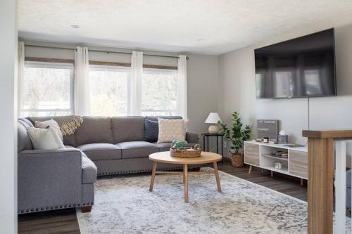 Upscale Urban Oasis: Spacious & Chic with Hot Tub — hotel near Cherry Capital Airport