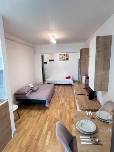 Airport FlyHub Chic Apartment — 4-Star Luxury Hotel in Iasi, Romania