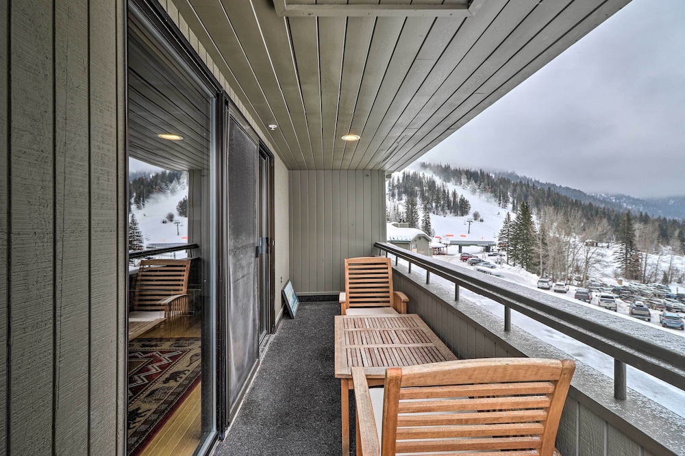 Whitefish Mountain Ski InandOut Condo with Views — 4-Star Luxury Hotel in Whitefish, United States