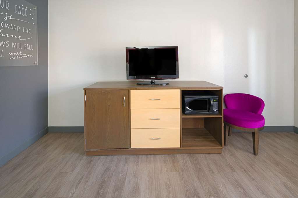 La Quinta Inn & Suites by Wyndham Orange County Airport - photo 22